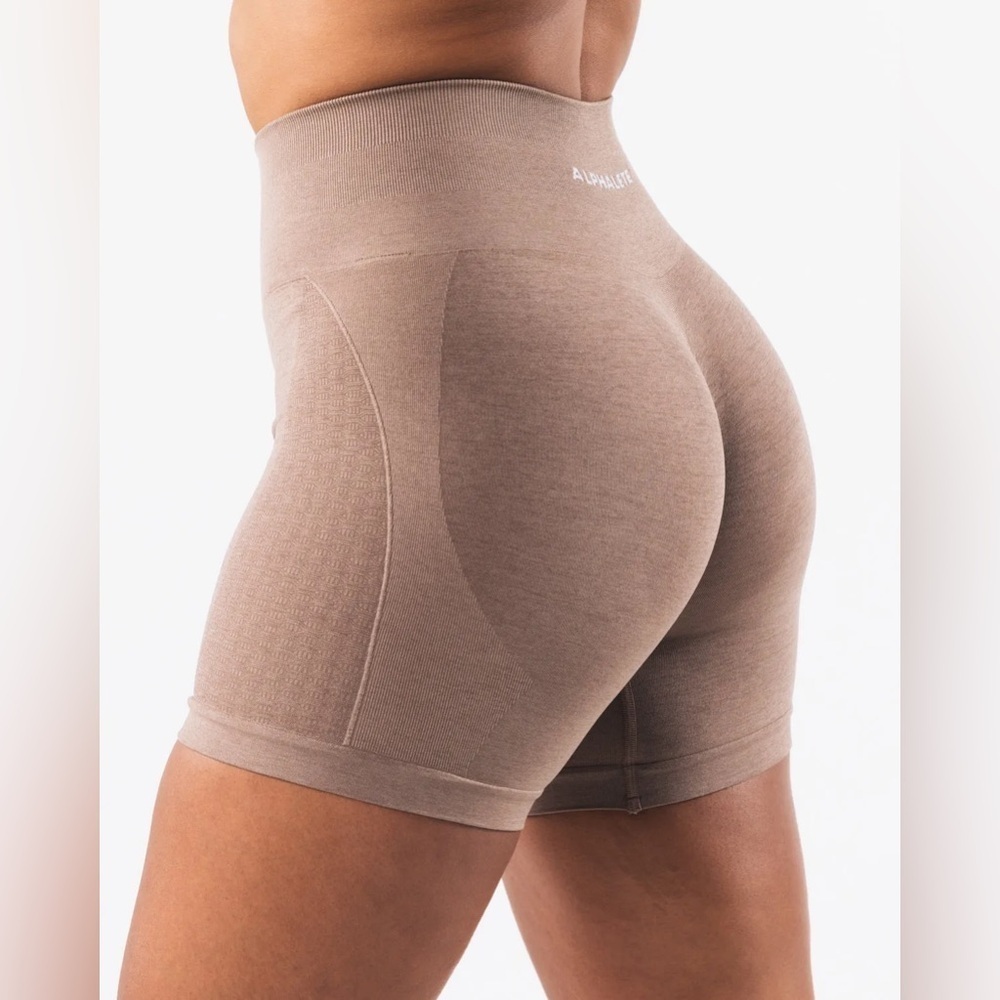 Alphalete • NWT Women's Amplify Athletic Shorts 5” RW1 colour sand